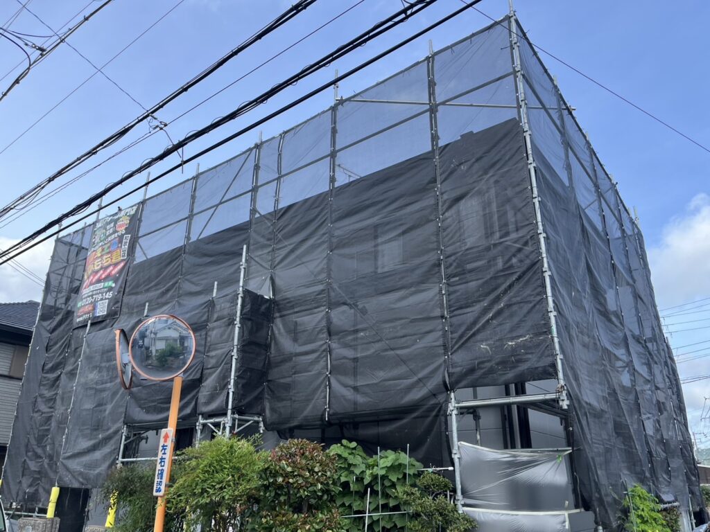 仮設足場を設置後、飛散防止用メッシュシートを張ります。